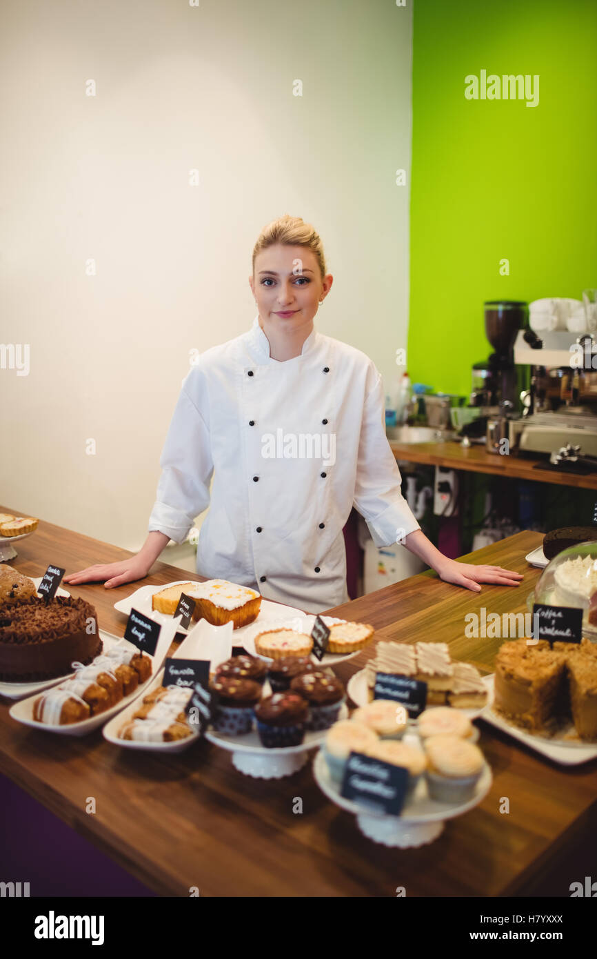 Porträt des Arbeiters an Schokolade Theke stehend Stockfoto