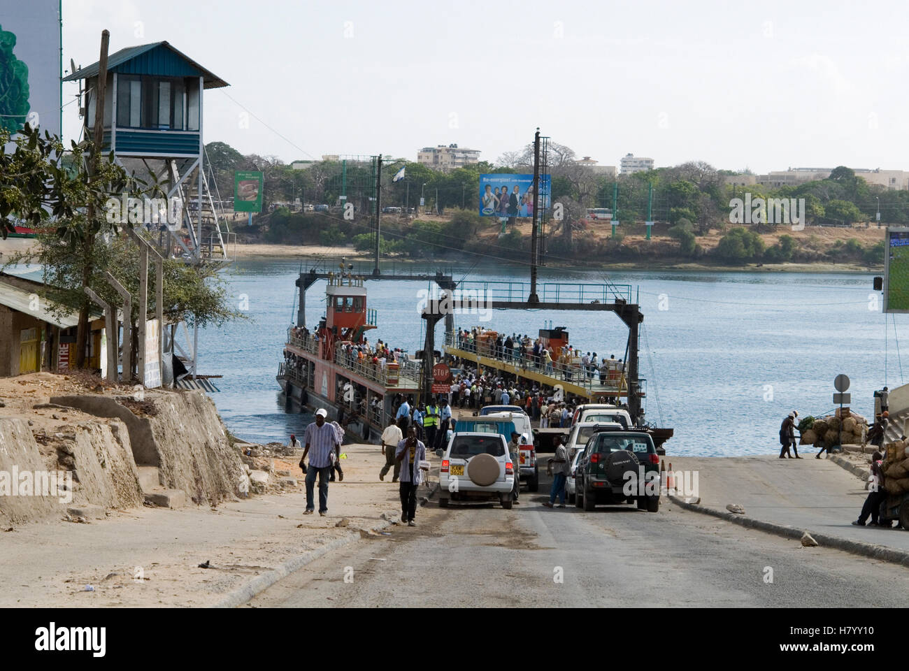 Likoni Fähre tragende Straße und Fußverkehr in Mombasa, Kenia, Afrika Stockfoto