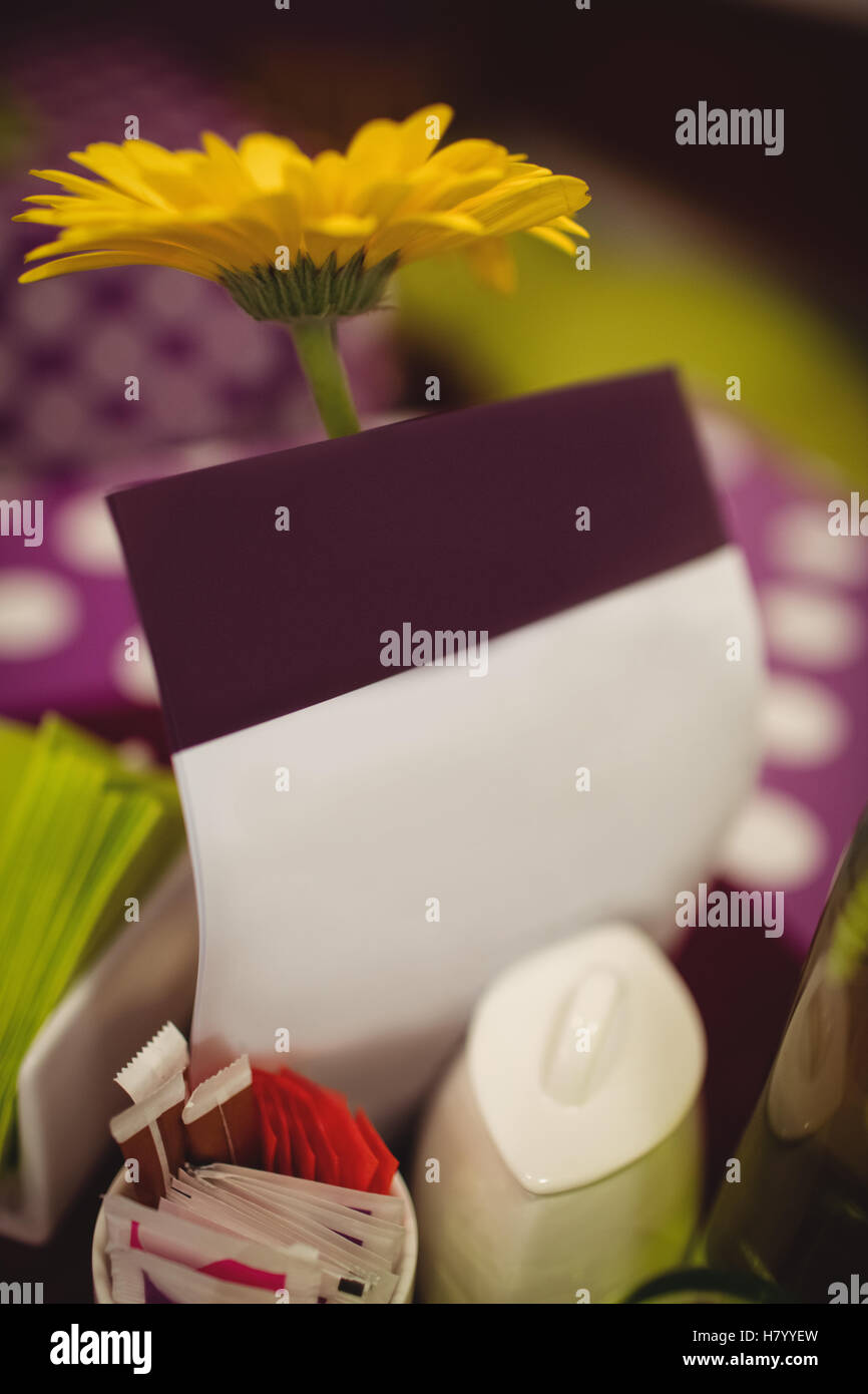 Blume und Grußkarten auf Tischdekoration Stockfoto