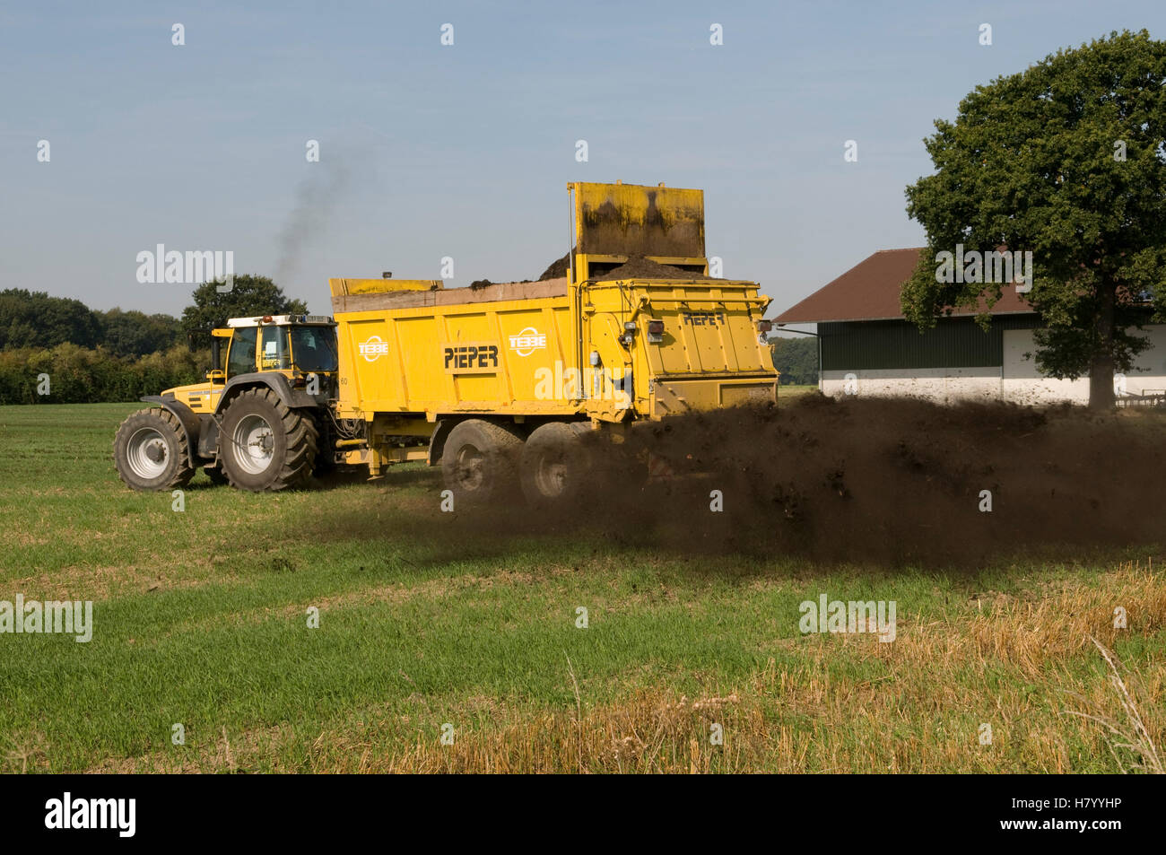 Landwirt düngen das Feld mit einer Region, Traktor, Kamen, Ruhrgebiet, Nordrhein-Westfalen Stockfoto