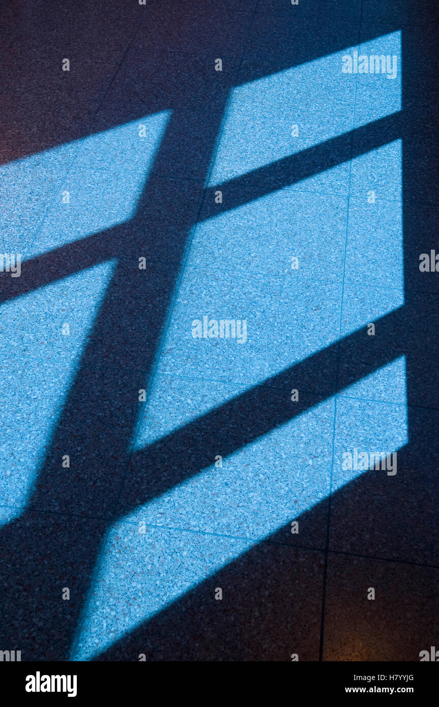 Fenster Kreuz Gussteile Schatten auf Bodenfliesen Stockfoto