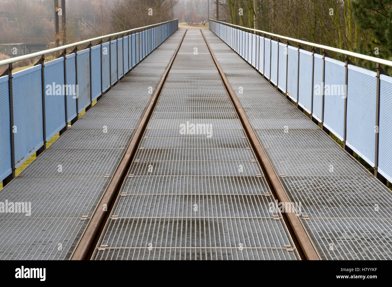 Brücke mit einem Schienen im Landschaftspark Duisburg-Nord-Landschaftspark, Ruhrgebiet Bereich, North Rhine-Westphalia Stockfoto