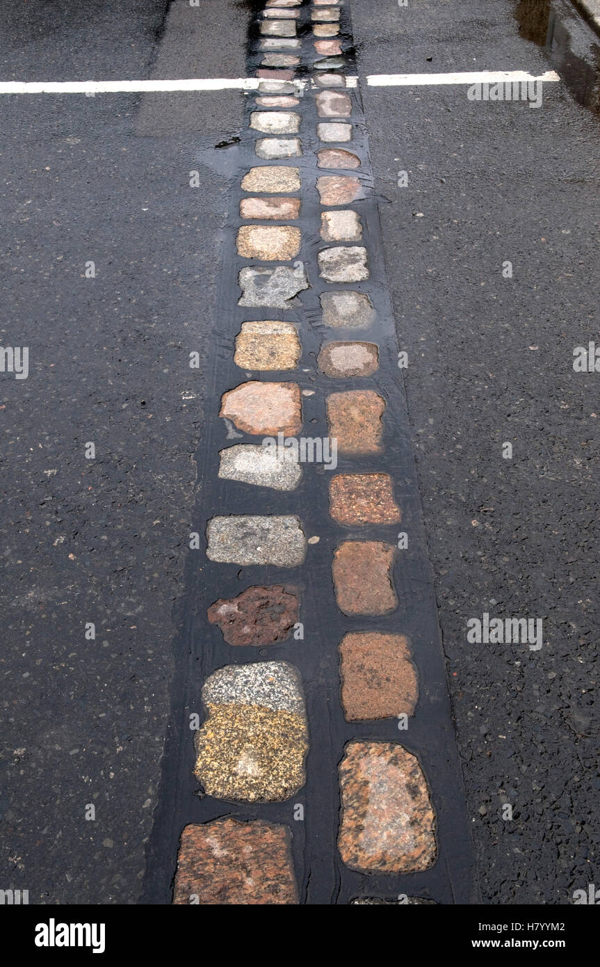 Kopfsteinpflaster in der Kennzeichnung des ehemaligen Verlauf der Berliner Mauer, Berliner Straße Stockfoto