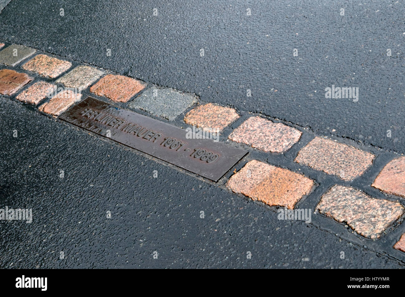 Kopfsteinpflaster in der Kennzeichnung des ehemaligen Verlauf der Berliner Mauer, Berliner Straße Stockfoto