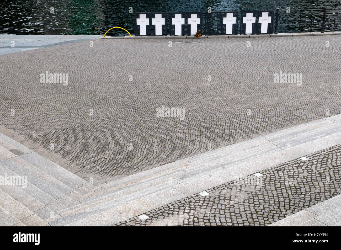 Kreuze als ein Denkmal für die Opfer der Berliner Mauer, Reichstagsufer Bank, Berlin Stockfoto