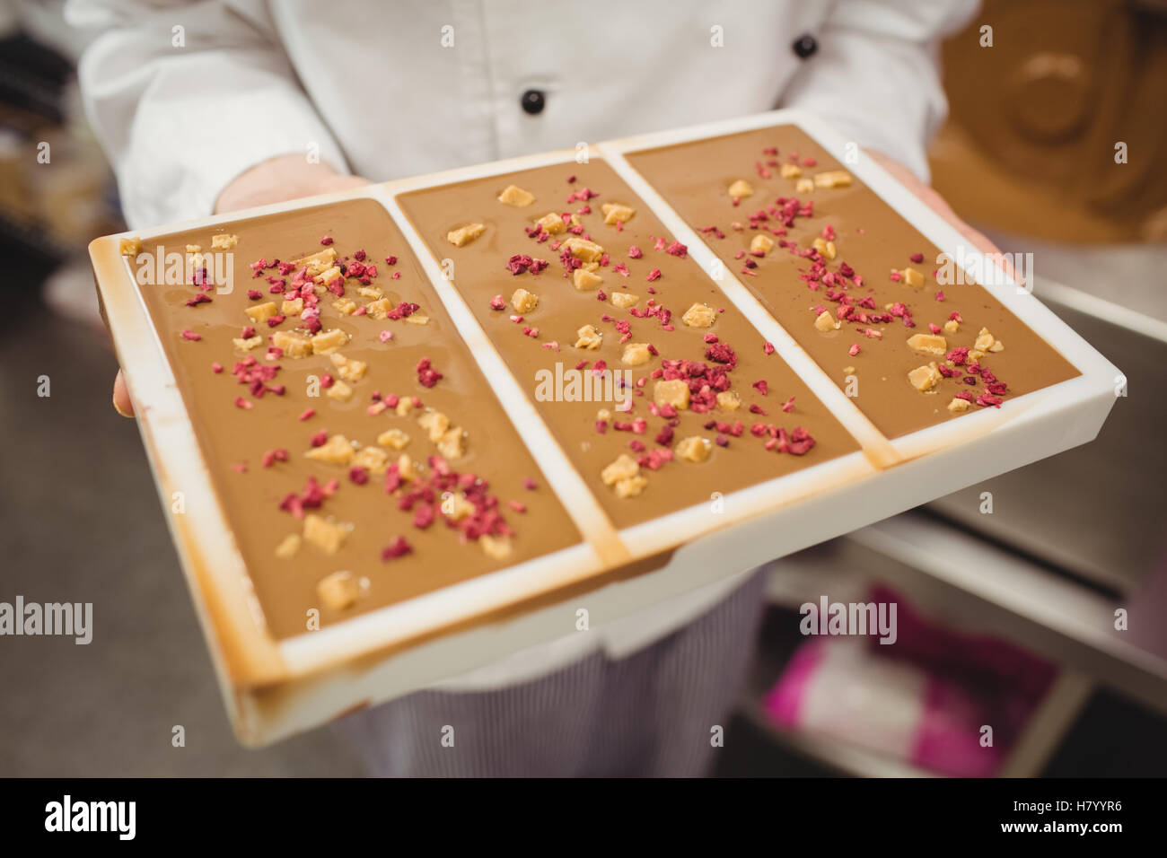 Mittleren Bereich des Arbeitnehmers holding Schokoladenform Stockfoto