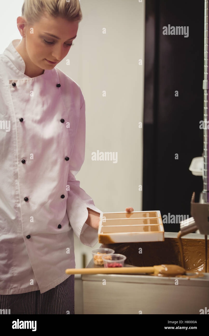 Arbeiter halten Schokolade Schimmel Stockfoto