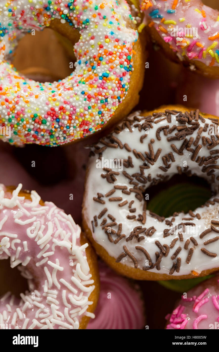 Leckere Donuts mit Streusel Stockfoto