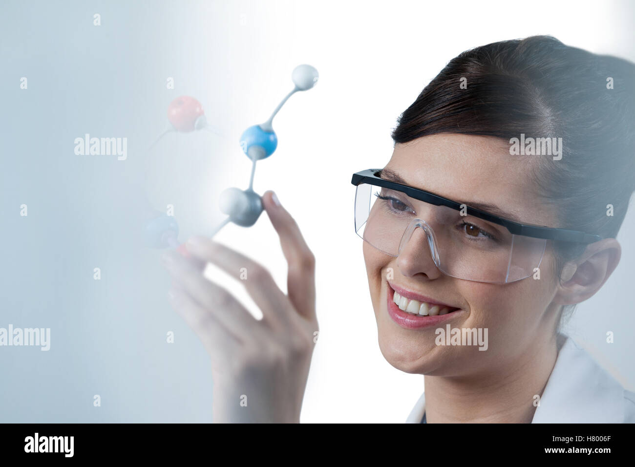 Wissenschaftlerin Holding Molekülmodell Stockfoto
