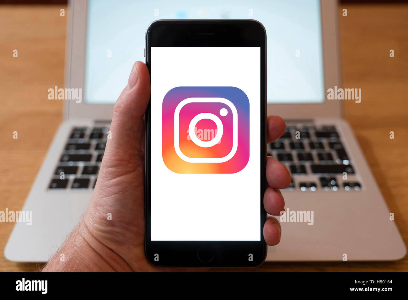 Mit iPhone Smartphone zum Logo von Instagram, social Media und  Foto-sharing-Dienst anzeigen Stockfotografie - Alamy