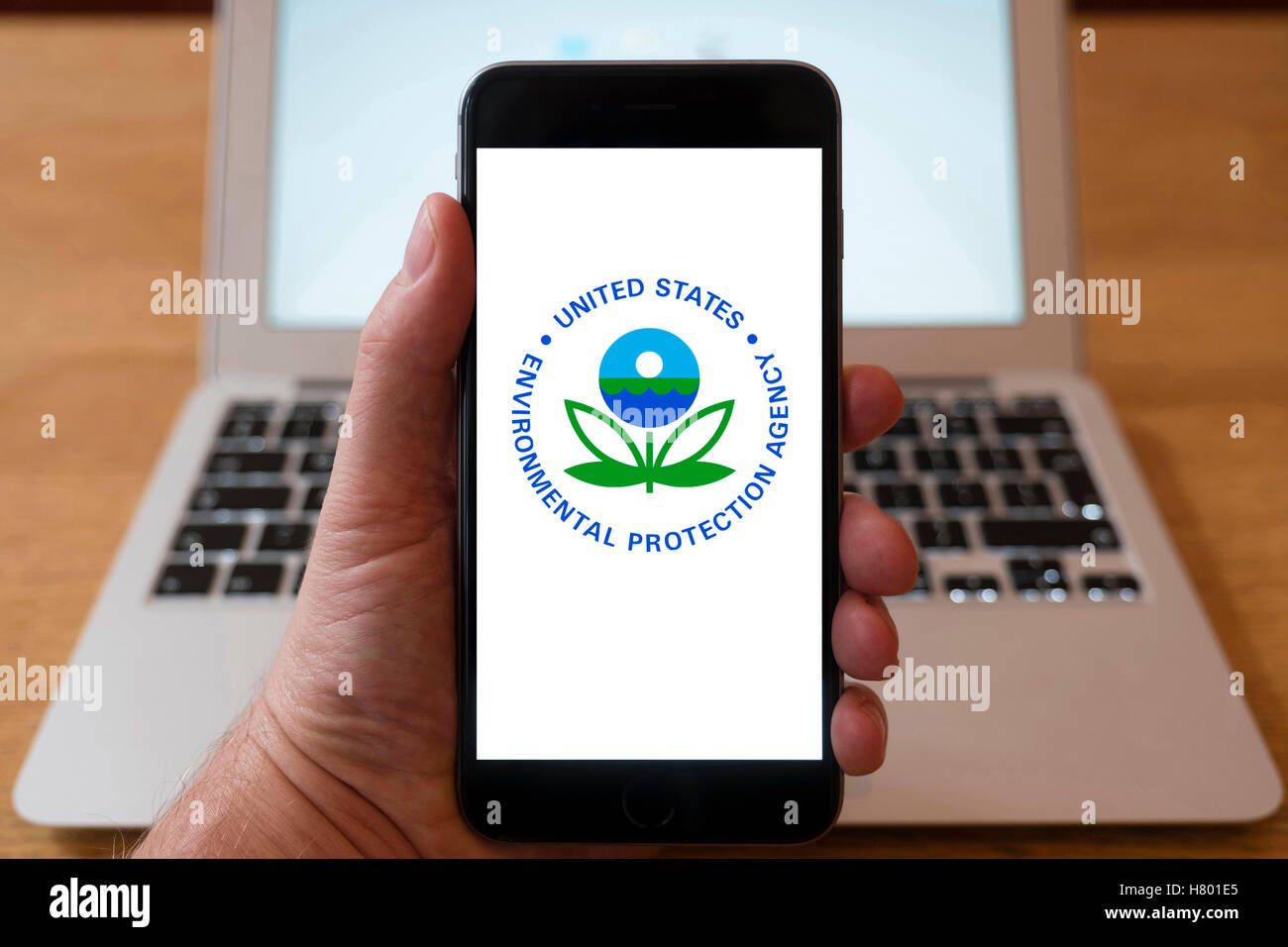 Mit iPhone Smartphone zum Logo der United States Environmental Protection Agency anzeigen Stockfoto