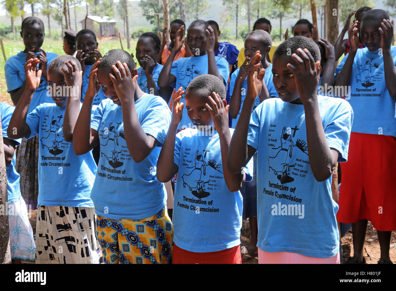 SchülerInnen im Rahmen einer Bewusstsein Programm Zeremonie gegen Beschneidung (FGM), initiiert von der katholischen Kirche in einem Dorf in der Nähe Stockfoto