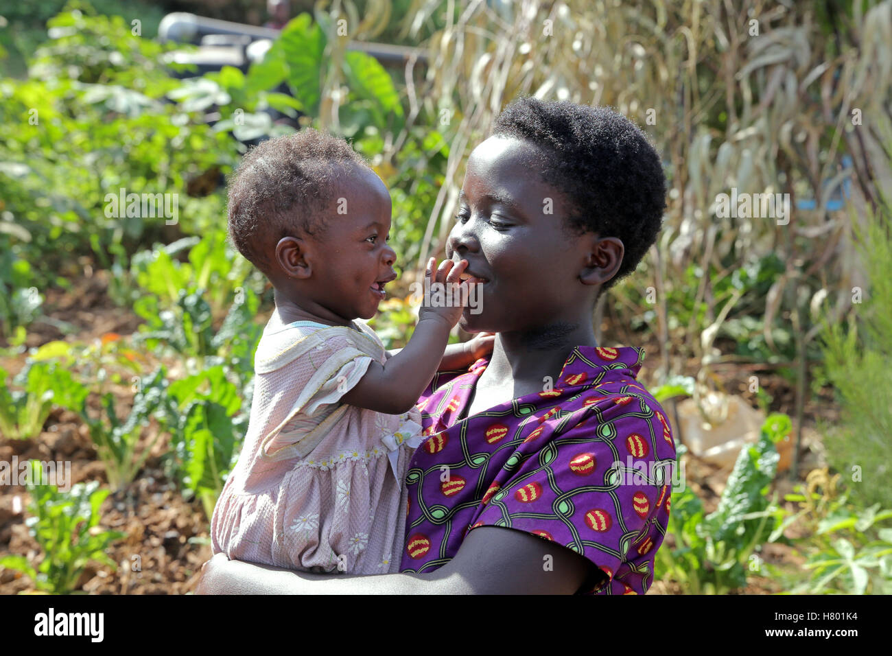 Mutter (17) mit ihrem Baby (8 Monate). Flüchtlinge aus dem Kongo im Flüchtlingslager von UNHCR Kigeme. Diözese von Gikongoro, Ruanda, Afrika Stockfoto