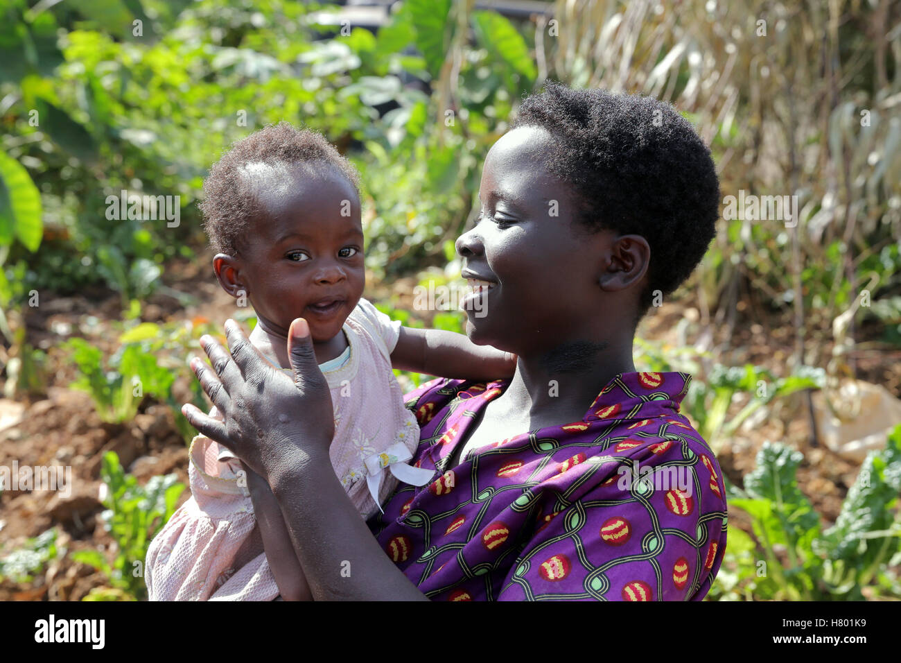 Mutter (17) mit ihrem Baby (8 Monate). Flüchtlinge aus dem Kongo im Flüchtlingslager von UNHCR Kigeme. Diözese von Gikongoro, Ruanda, Afrika Stockfoto