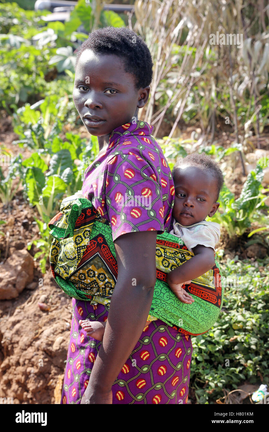 Mutter (17 Jahre) mit ihrem Baby (8 Monate). Flüchtlinge aus dem Kongo im Flüchtlingslager von UNHCR Kigeme. Diözese von Gikongoro, Ruanda, Afrika Stockfoto