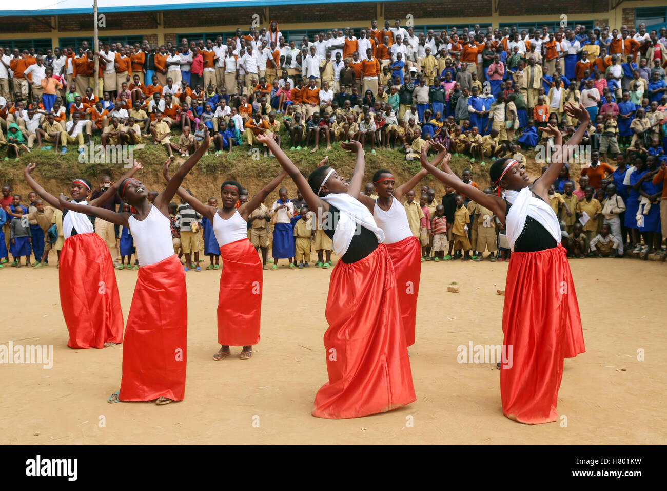 Tanz-Performances von Flüchtlingskindern aus dem Kongo vor der Schule im Flüchtlingslager von UNHCR Kigeme. Diözese von Gikongoro, Ruanda, Afrika Stockfoto