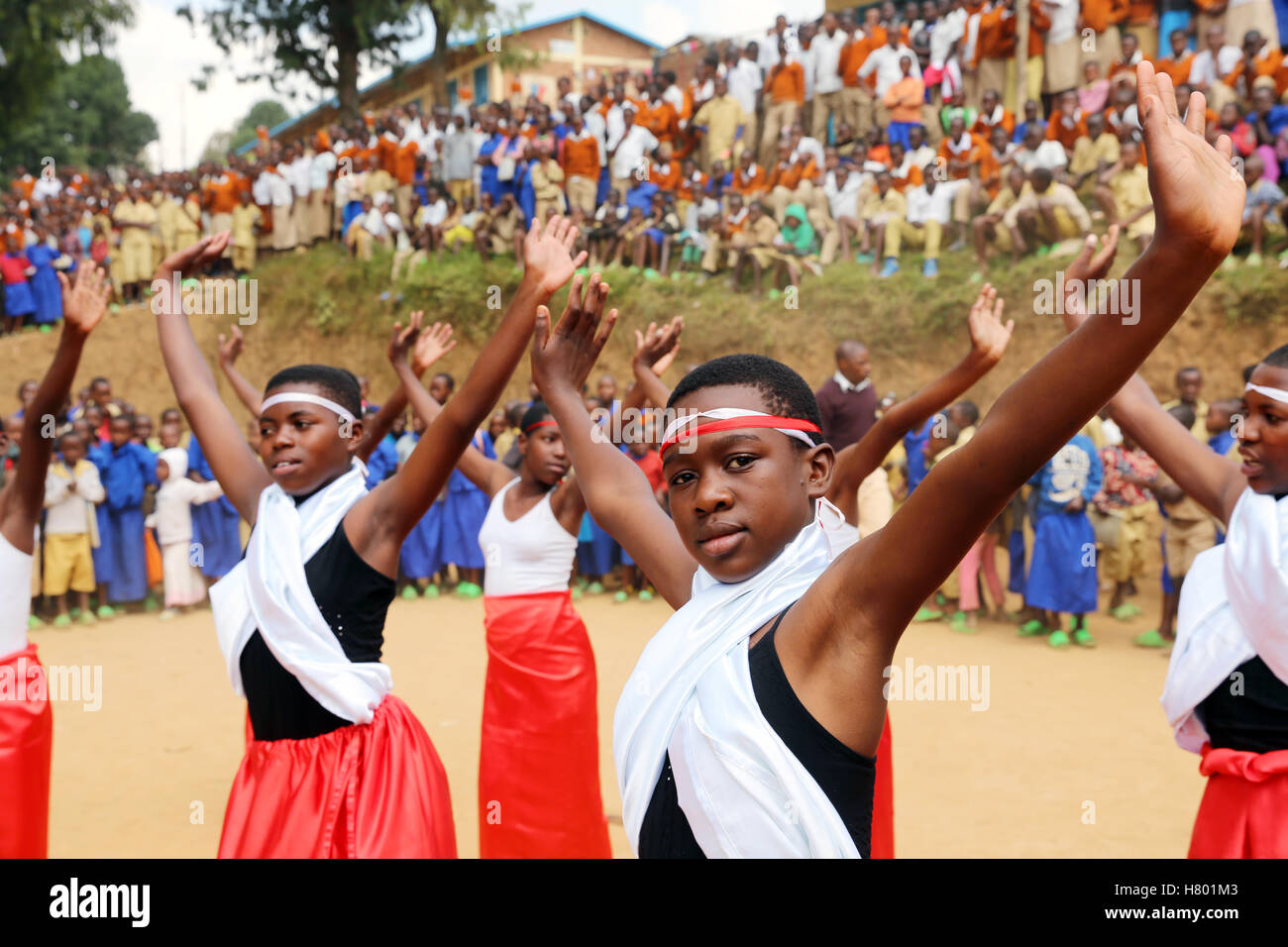 Tanz-Performances von Flüchtlingskindern aus dem Kongo vor der Schule im Flüchtlingslager von UNHCR Kigeme. Diözese von Gikongoro, Ruanda, Afrika Stockfoto