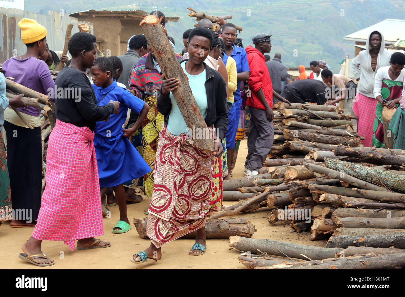 Brennholz-Verteilung an die Familien im UNHCR Refugee Camp Kigeme, Bistum Gikongoro, Ruanda, Afrika Stockfoto