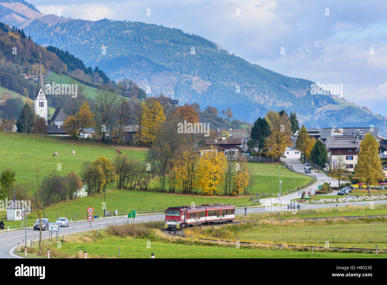 Piesendorf: Dorf Piesendorf, lokalen Zug der Pinzgauer Lokalbahn, Pinzgau, Salzburg, Österreich Stockfoto