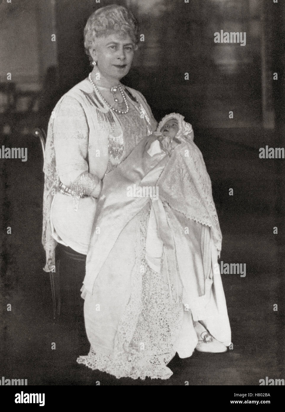 Mary of Teck hält ihre Enkelin Prinzessin Elizabeth, zukünftige Königin Elizabeth II, Mai 1926. Maria von Teck, 1867 – 1953. Königin des Vereinigten Königreichs und der britischen Dominions und Kaiserin von Indien als Ehefrau von König-Kaiser George V. Elizabeth II, 1926 - 2022. Königin des Vereinigten Königreichs, Kanada, Australien und Neuseeland. Stockfoto