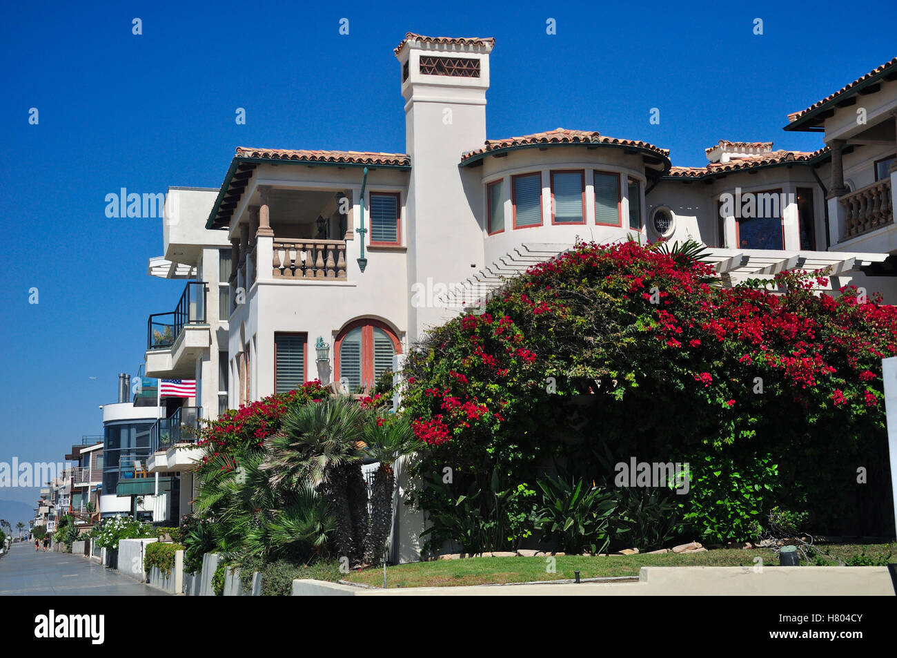 Die allgemeine Architektur des West Coast Beach Wohnungen in Manhattan Beach Kalifornien an einem sonnigen blauen Himmel Tag. Stockfoto