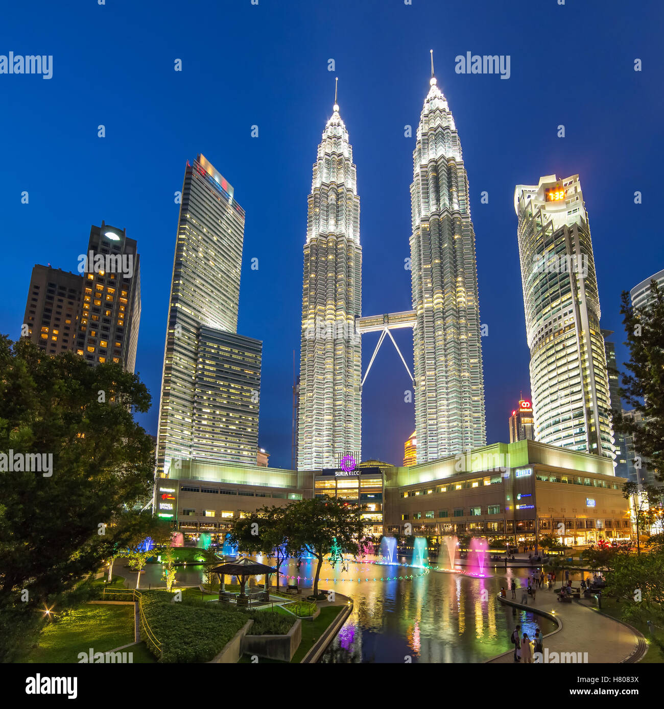 Famouse Petronas Towers bei Nacht In Kuala Lumpur, Malaysia. Stockfoto