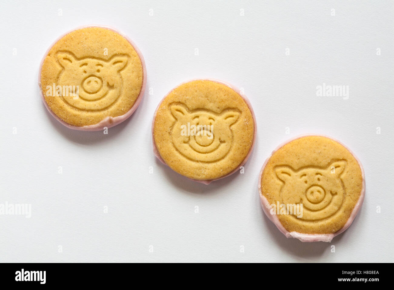 M & S Percy Schwein Mini alle Kekse verziert mit Himbeer Geschmack Zuckerguss isoliert auf weißem Hintergrund Butter Stockfoto