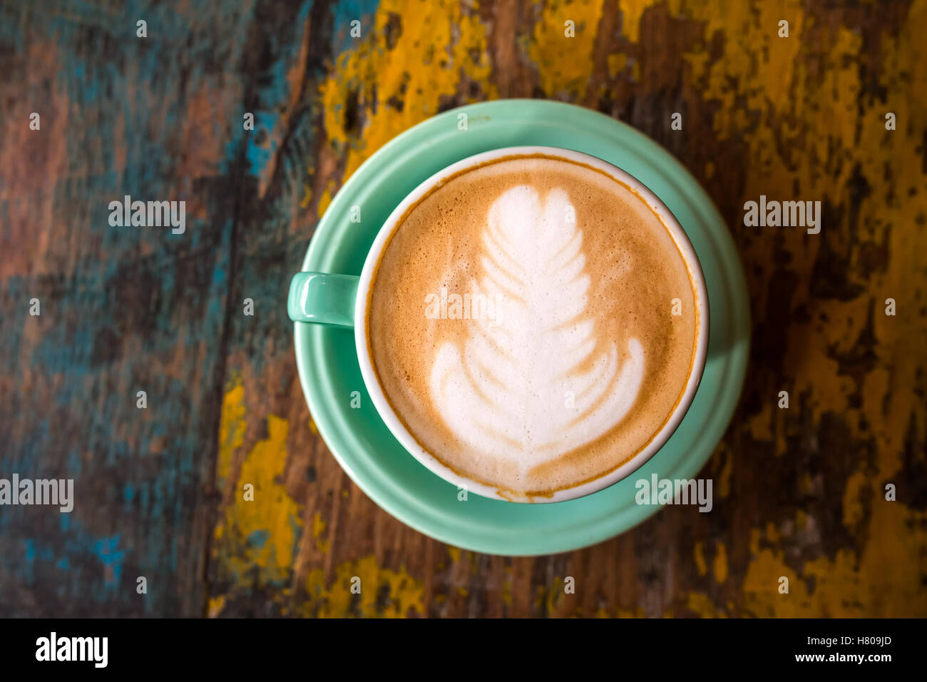 Kaffee-Obertasse Draufsicht auf alten Holztisch Hintergrund. Stockfoto