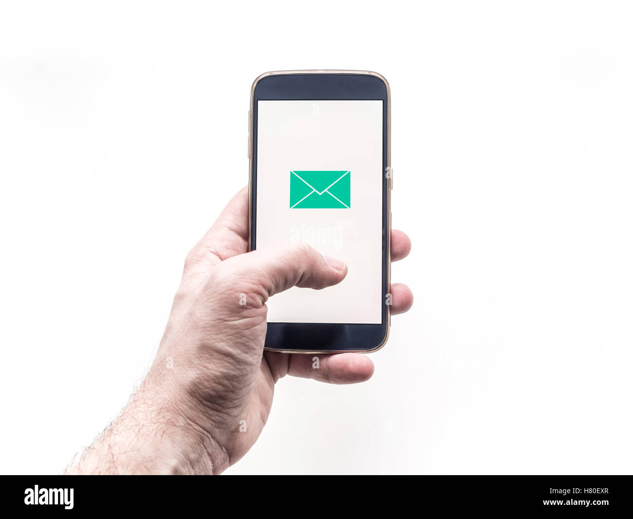 Mannes Hand hält Smartphone mit Meldung auf dem Bildschirm. E-Mail-Symbol Stockfoto
