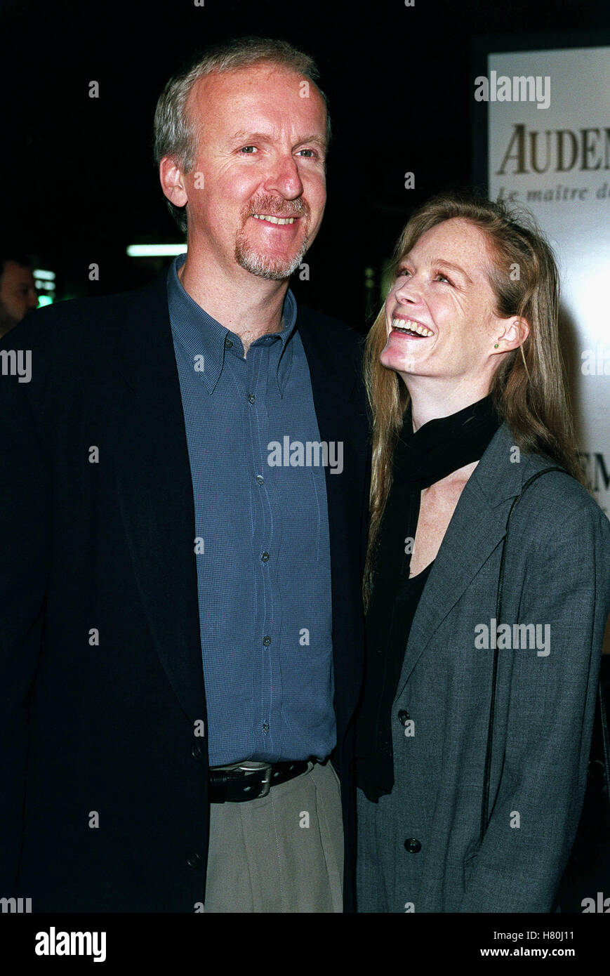JAMES CAMERON & SUZY AMIS LOS ANGELES USA 30. November 1999 Stockfoto