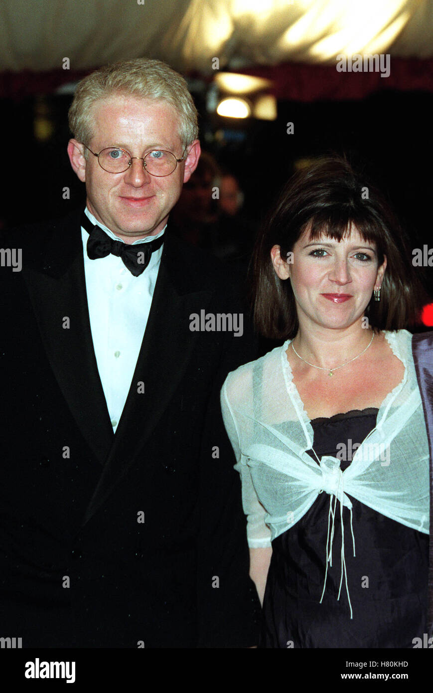 RICHARD CURTIS & EMMA FREUD LONDON ENGLAND 18. Dezember 1999 Stockfoto