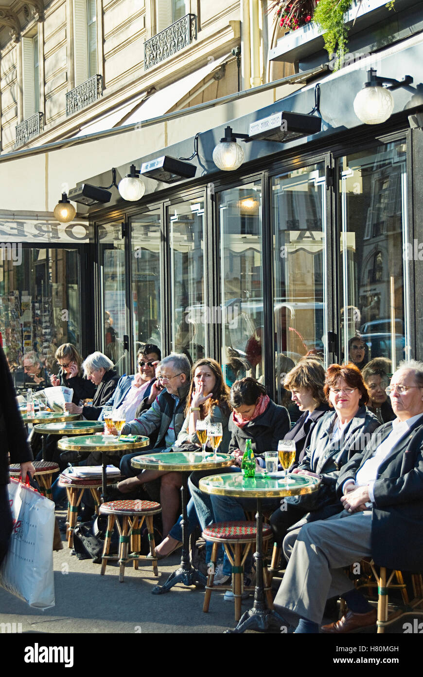 Menschen im Freien sitzen in einem Café in Paris, Frankreich. Stockfoto