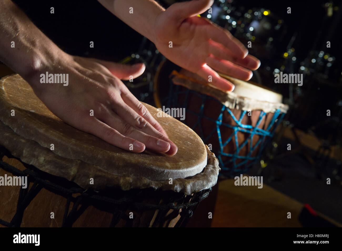 Menschen Händen Musizieren auf Djembe Trommeln, Frankreich Stockfoto