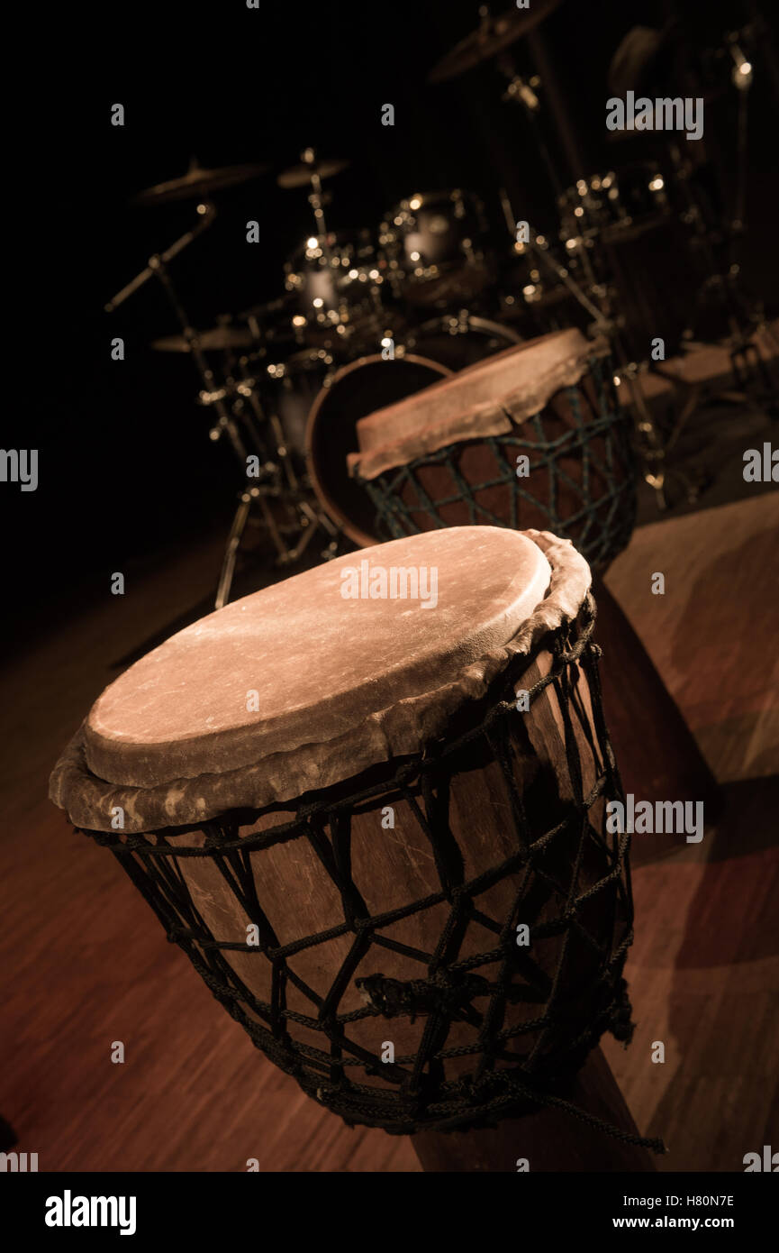 Traditionelle hölzerne afrikanische Djembe Trommel auf der Bühne, Frankreich Stockfoto