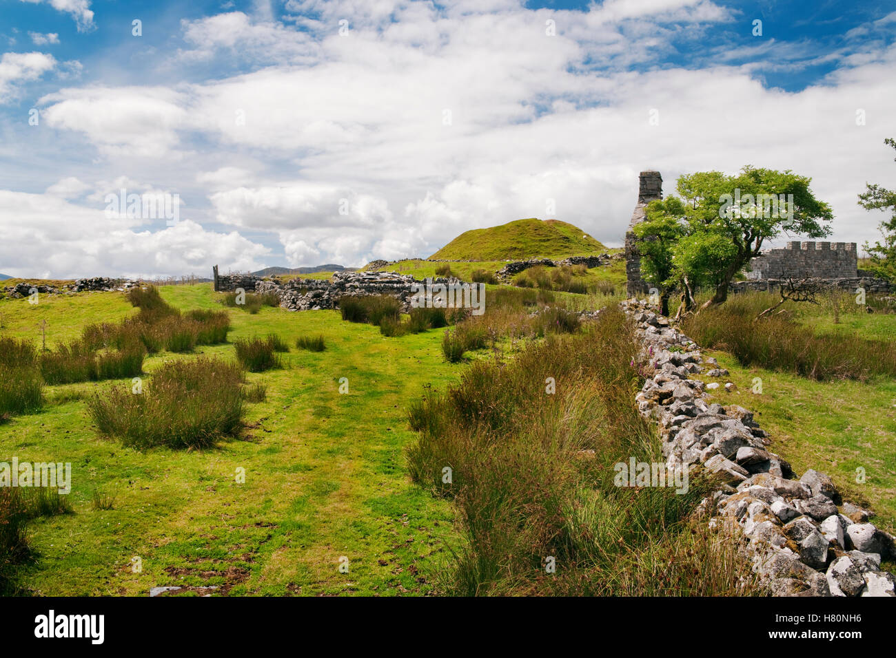 Ansicht SW als Römerstraße nähert sich NE Wall (L) & Tor der Auxiliarkastell Tomen y Mur C1stAD mit einer C11th-Motte auf NW Tor gebaut Stockfoto