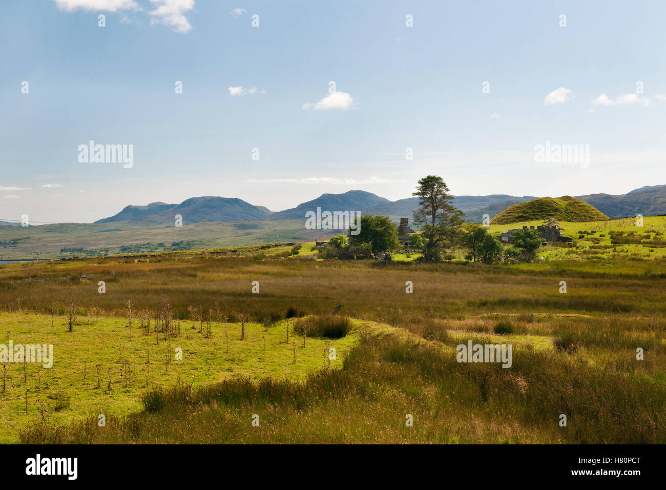 Tomen y Mur aussehende SSW römischen militärischen Komplex & Norman Motte (erbaut auf dem NW-Tor des Forts Phase II), die Rhinogs. Stockfoto