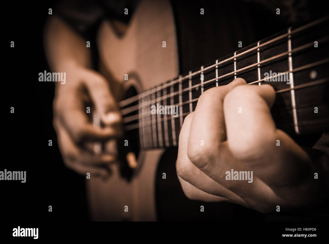 Nahaufnahme der Hände auf den Saiten einer Gitarre, Frankreich Stockfoto