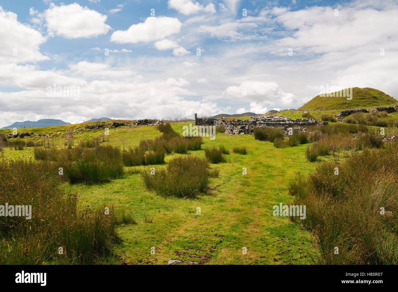 Ansicht SW als Römerstraße nähert sich NE Wall (L) & Tor der Auxiliarkastell Tomen y Mur C1stAD mit einer C11th-Motte auf dem NW-Tor gebaut. Stockfoto