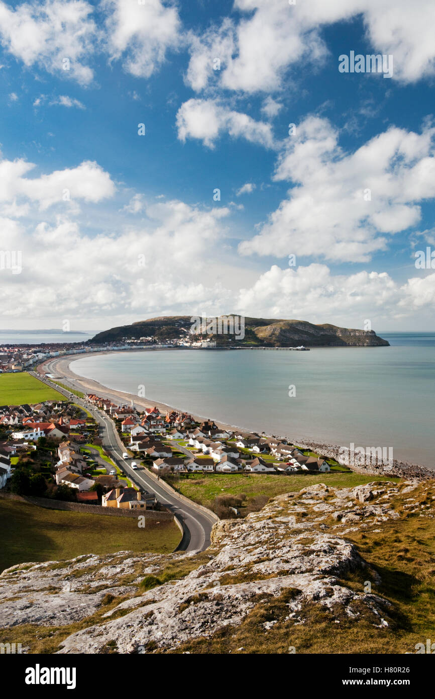 W Blick vom unteren Terrassen von den Little Orme auf den Great Orme Kalkstein Landzunge, Llandudno Stadt, direkt am Meer & Pier. Stockfoto