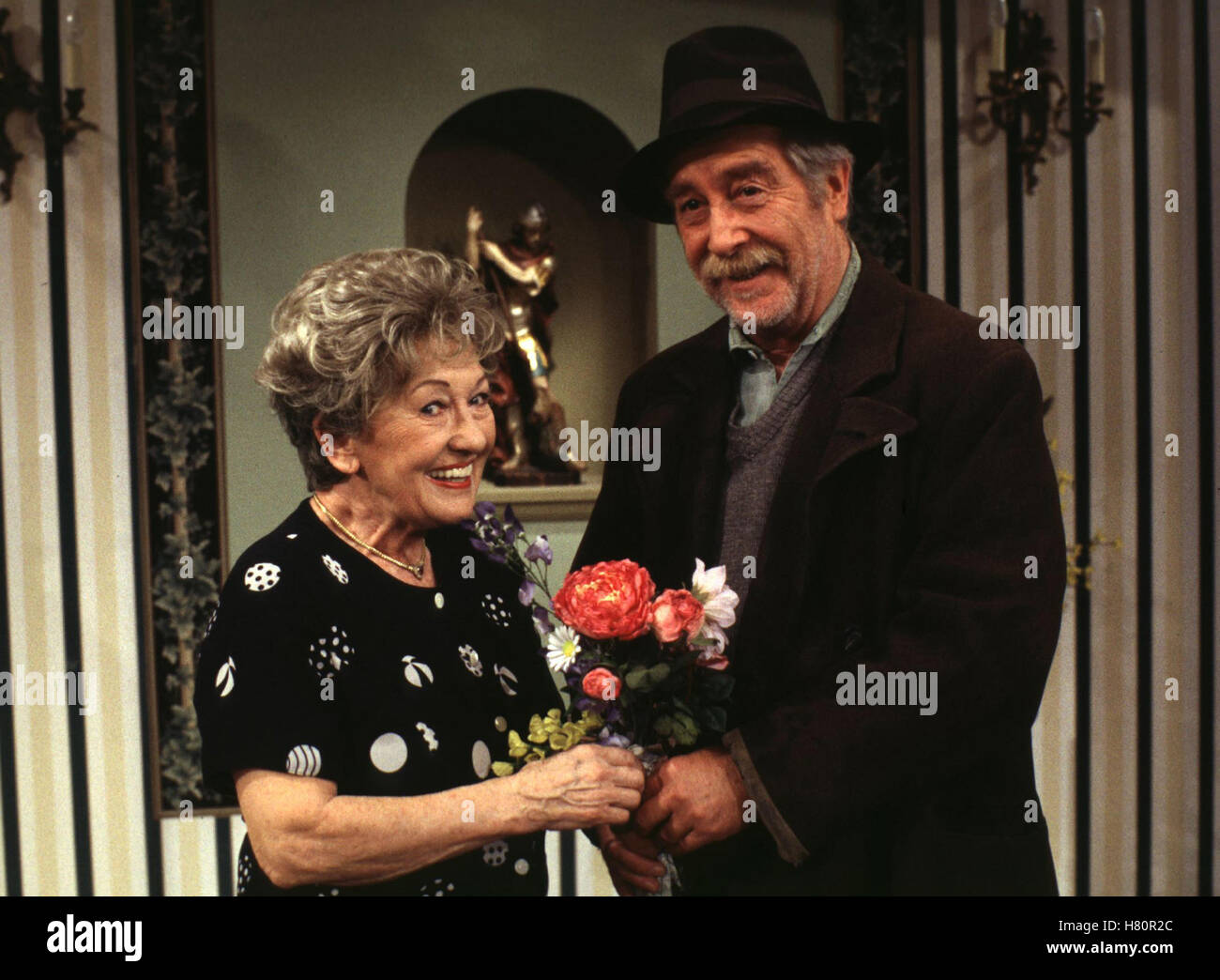 CHIEMGAUER VOLKSTHEATER: Die Power-Paula, BR 1998, Regie: Karl-Heinz Fischer, ERNI SINGERL, EGON BISCAN, Stichwort: Blumen, Strauss Stockfoto