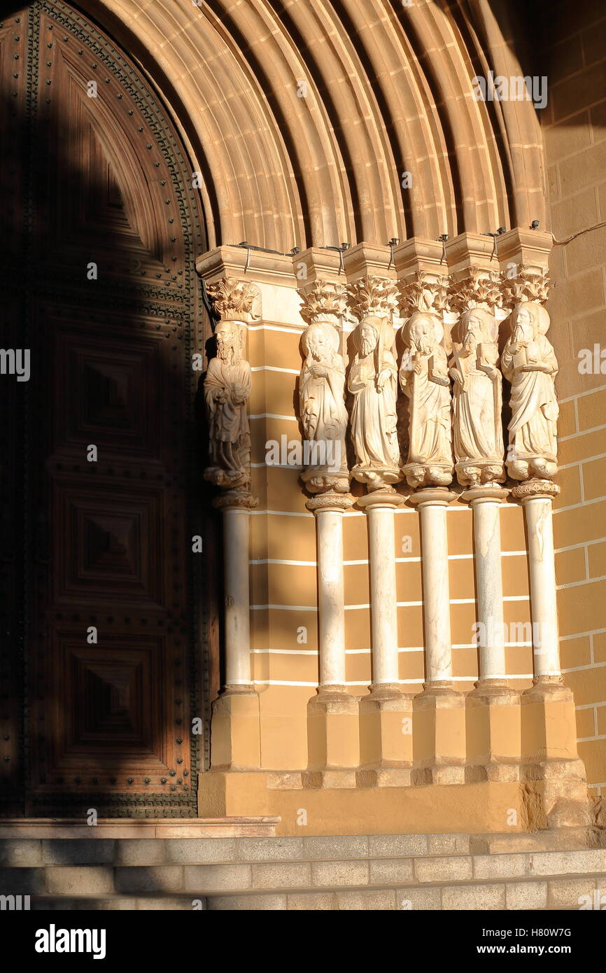 EVORA, PORTUGAL: Eingang der Kathedrale mit Statuen der Apostel Stockfoto