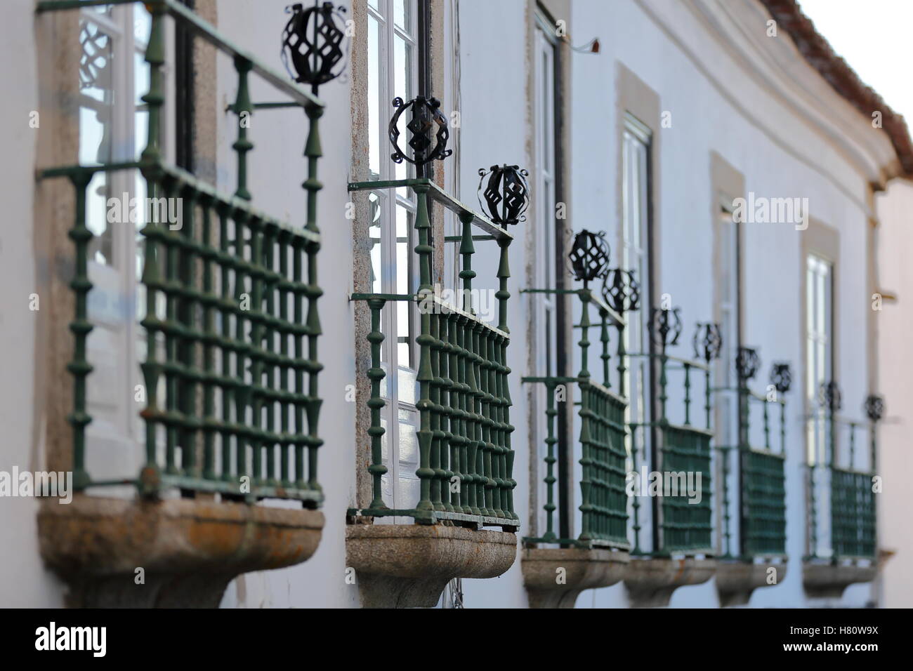 EVORA, PORTUGAL: Ausrichtung der Balkone mit schmiedeeisernen Geländer Stockfoto