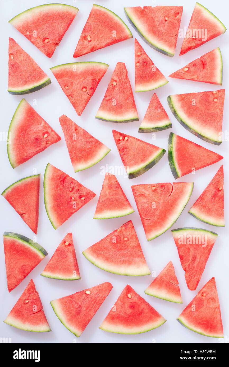 Dreieckigen Scheiben Wassermelone auf weiß Stockfoto