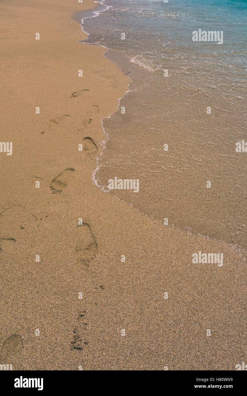 Spuren am Sandstrand Stockfoto