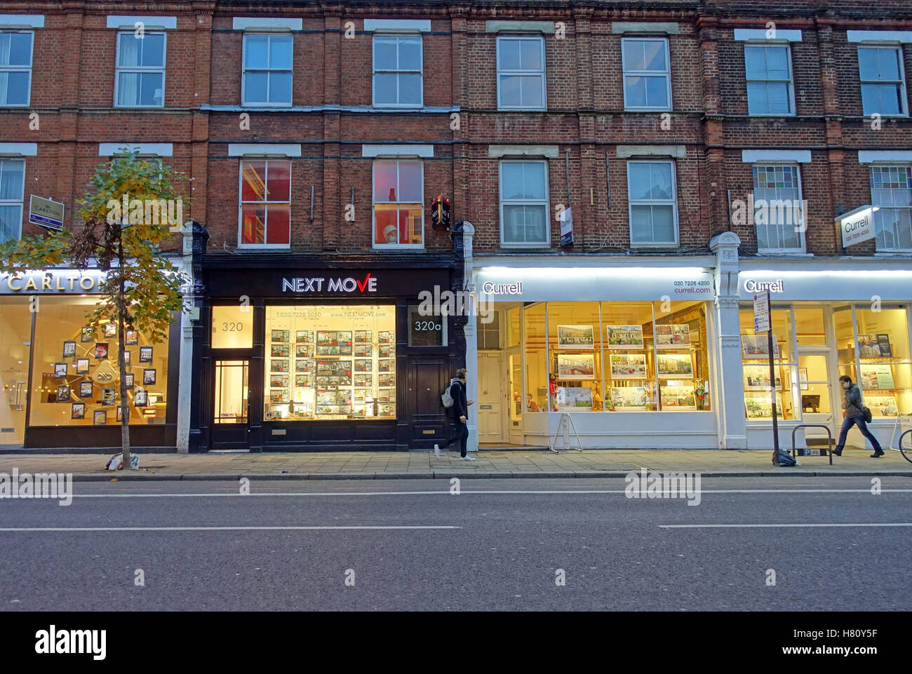 Drei benachbarte Immobilienmakler in Upper Street, Islington, London hat eine große Anzahl von Ihnen Stockfoto