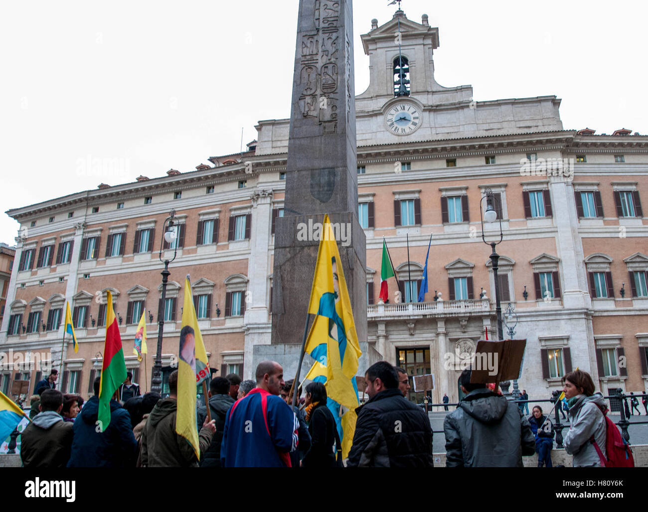 Rom, Italien. 8. November 2016. Protest vor dem Parlament in Montecitorio Square von der italienischen Kurdistan-Netzwerk und die sozio-kulturellen Zentrum kurdischen Ararat im Zusammenhang mit der Anhörung des Präsidenten des türkischen Parlaments Ausschuss für auswärtige Angelegenheiten des italienischen Parlaments organisiert. Bildnachweis: Patrizia Cortellessa/Pacific Press/Alamy Live-Nachrichten Stockfoto