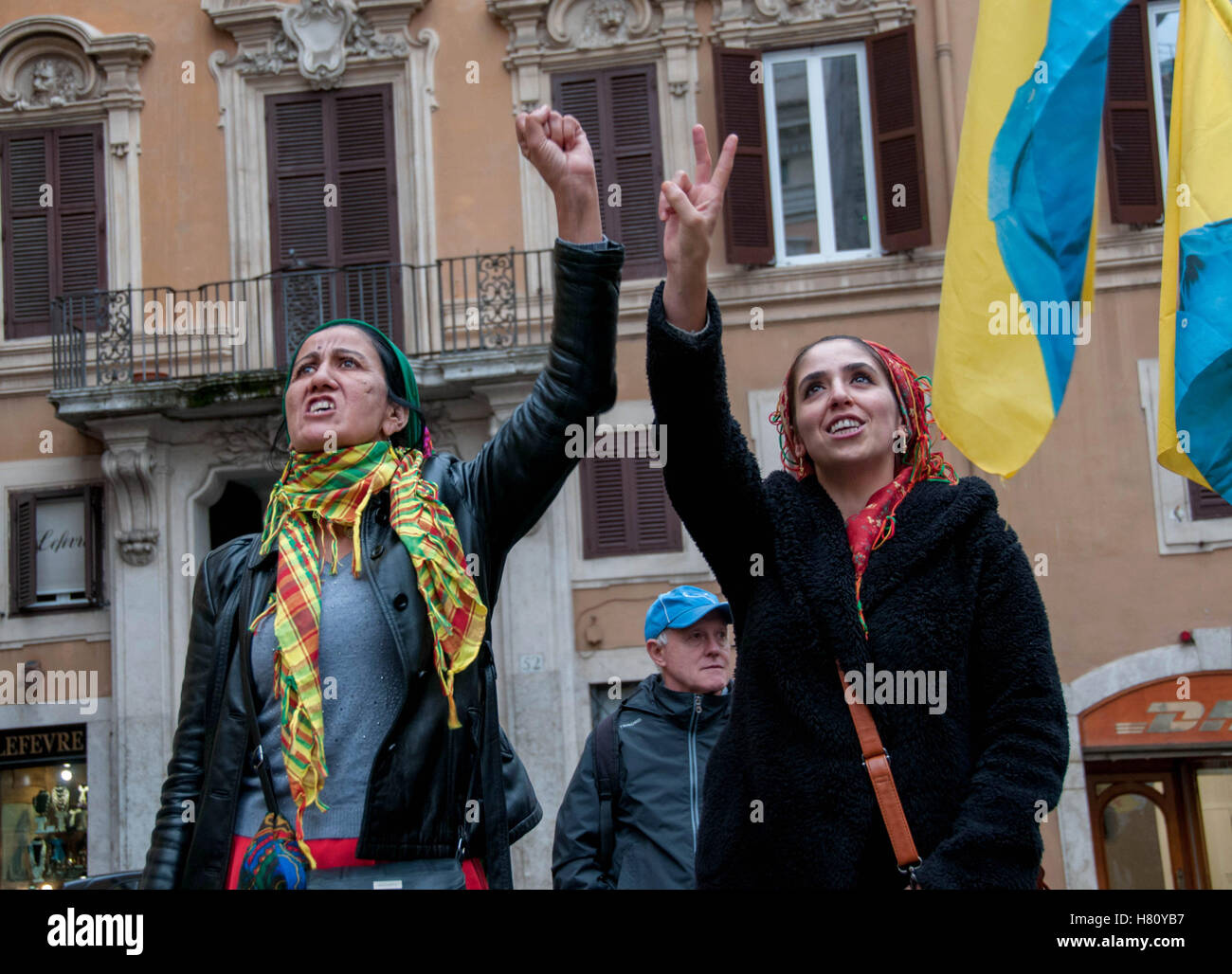 Rom, Italien. 8. November 2016. Protest vor dem Parlament in Montecitorio Square von der italienischen Kurdistan-Netzwerk und die sozio-kulturellen Zentrum kurdischen Ararat im Zusammenhang mit der Anhörung des Präsidenten des türkischen Parlaments Ausschuss für auswärtige Angelegenheiten des italienischen Parlaments organisiert. Bildnachweis: Patrizia Cortellessa/Pacific Press/Alamy Live-Nachrichten Stockfoto