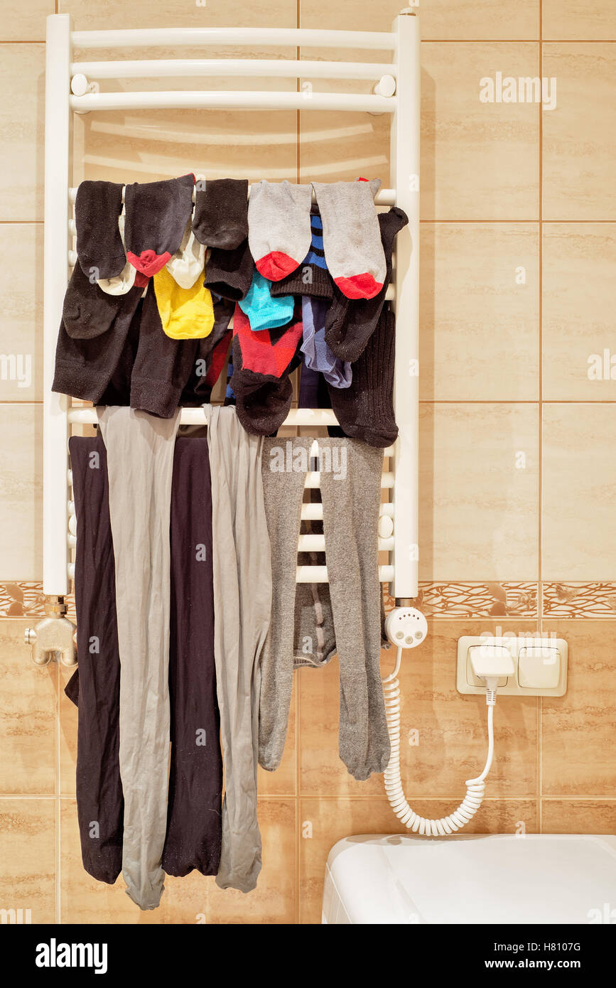 Socken und Leggings Trocknung auf Bad-Heizkörper Stockfoto