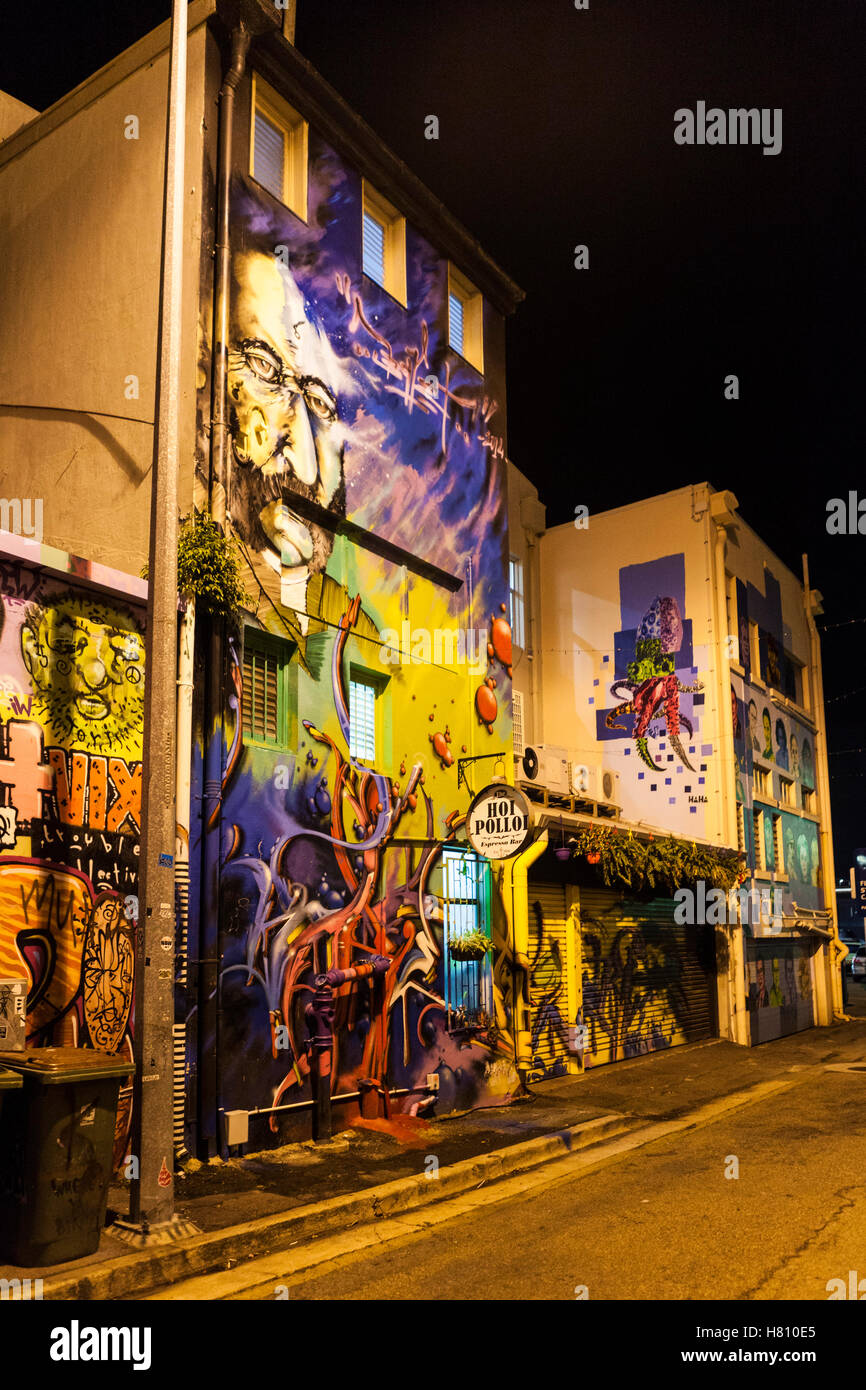 Bunte Graffiti an einem Gebäude in Townsville, Australien in der Nacht in Straßenlaterne. Stockfoto