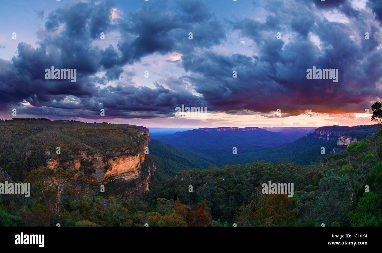 Australien, New South Wales, Blue Mountains. Wenn die Sonne untergeht Stockfoto